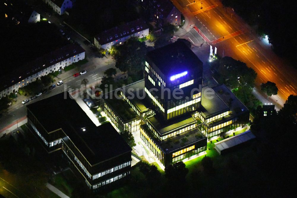 Münster bei Nacht aus der Vogelperspektive: Nachtluftbild Hochhaus des Finanzdienstleistungs- Unternehmens in Münster im Bundesland Nordrhein-Westfalen, Deutschland