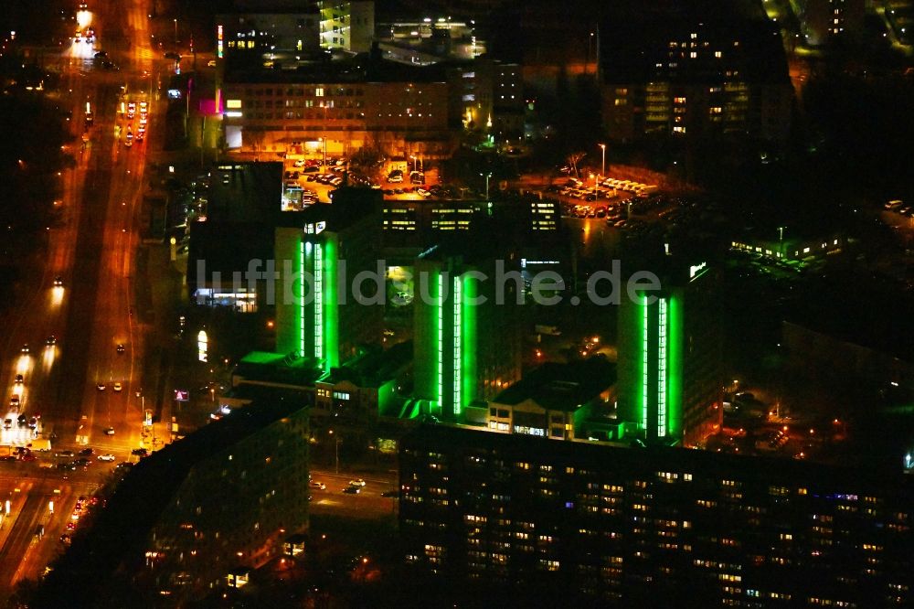 Nacht-Luftaufnahme Berlin - Nachtluftbild Hochhaus- Gebäude der Hotelanlage Holiday Inn Berlin City East im Ortsteil Lichtenberg in Berlin, Deutschland