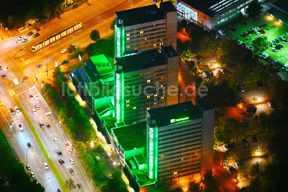 Nachtluftbild Berlin - Nachtluftbild Hochhaus- Gebäude der Hotelanlage Holiday Inn Berlin City East im Ortsteil Lichtenberg in Berlin, Deutschland