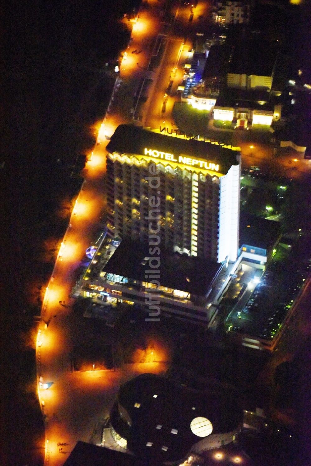 Nacht-Luftaufnahme Rostock - Nachtluftbild Hochhaus- Gebäude der Hotelanlage Hotel NEPTUN an der Seestraße in Rostock im Bundesland Mecklenburg-Vorpommern, Deutschland