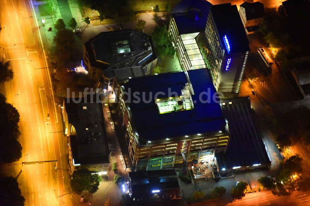 Neubrandenburg bei Nacht aus der Vogelperspektive: Nachtluftbild Hochhaus- Gebäude der Hotelanlage Hotel Am Ring Große Krauthöferstraße in Neubrandenburg im Bundesland Mecklenburg-Vorpommern, Deutschland