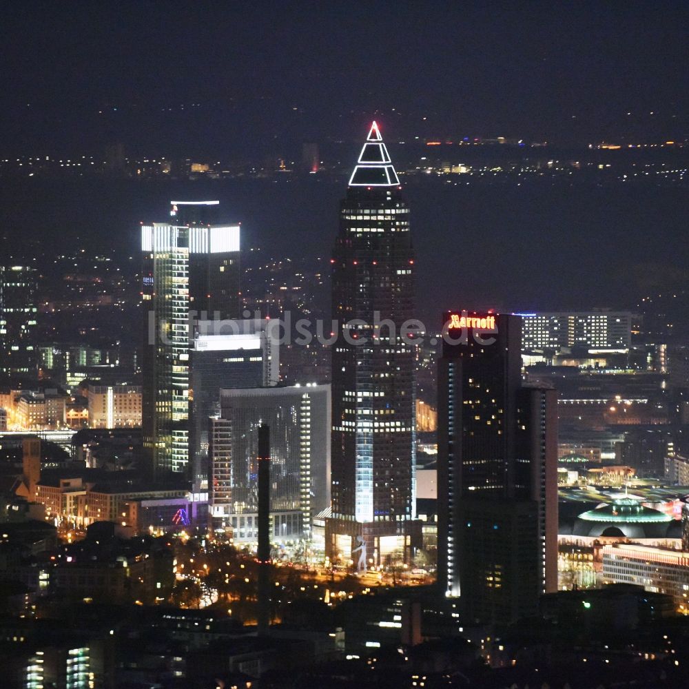 Nachtluftbild Frankfurt am Main - Nachtluftbild Hochhaus- Gebäude der Hotelanlage Marriott am WestendGate an der Ludwig-Erhard-Anlage in Frankfurt am Main im Bundesland Hessen