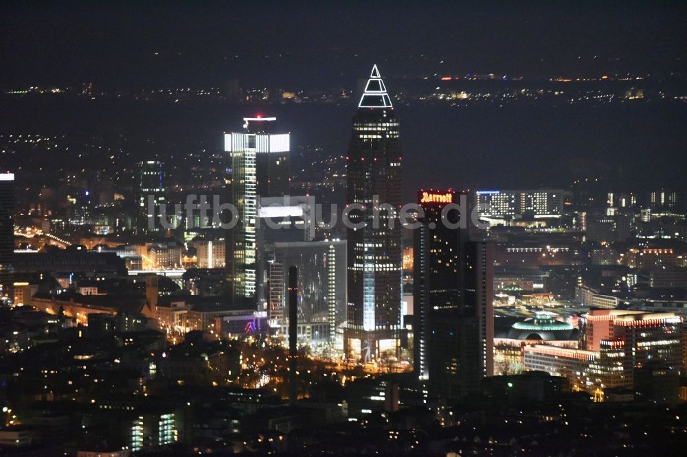 Frankfurt am Main bei Nacht von oben - Nachtluftbild Hochhaus- Gebäude der Hotelanlage Marriott am WestendGate an der Ludwig-Erhard-Anlage in Frankfurt am Main im Bundesland Hessen