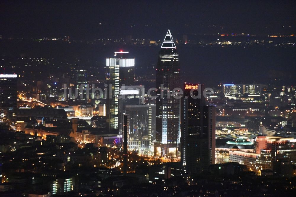 Frankfurt am Main bei Nacht aus der Vogelperspektive: Nachtluftbild Hochhaus- Gebäude der Hotelanlage Marriott am WestendGate an der Ludwig-Erhard-Anlage in Frankfurt am Main im Bundesland Hessen