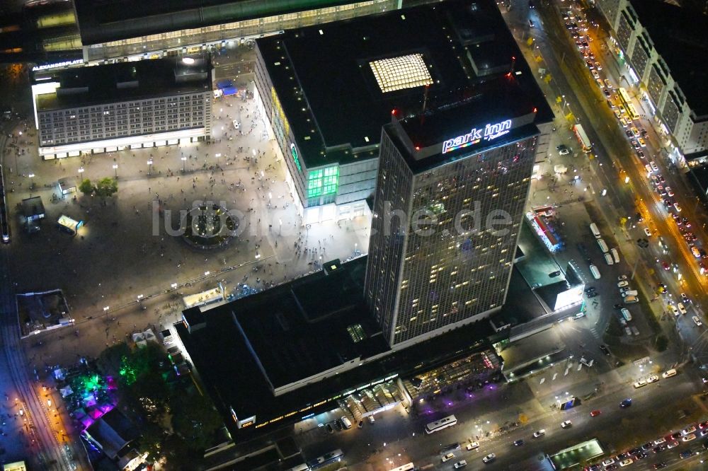 Nachtluftbild Berlin - Nachtluftbild Hochhaus- Gebäude der Hotelanlage Park Inn by Radisson Berlin Alexanderplatz im Ortsteil Mitte in Berlin, Deutschland