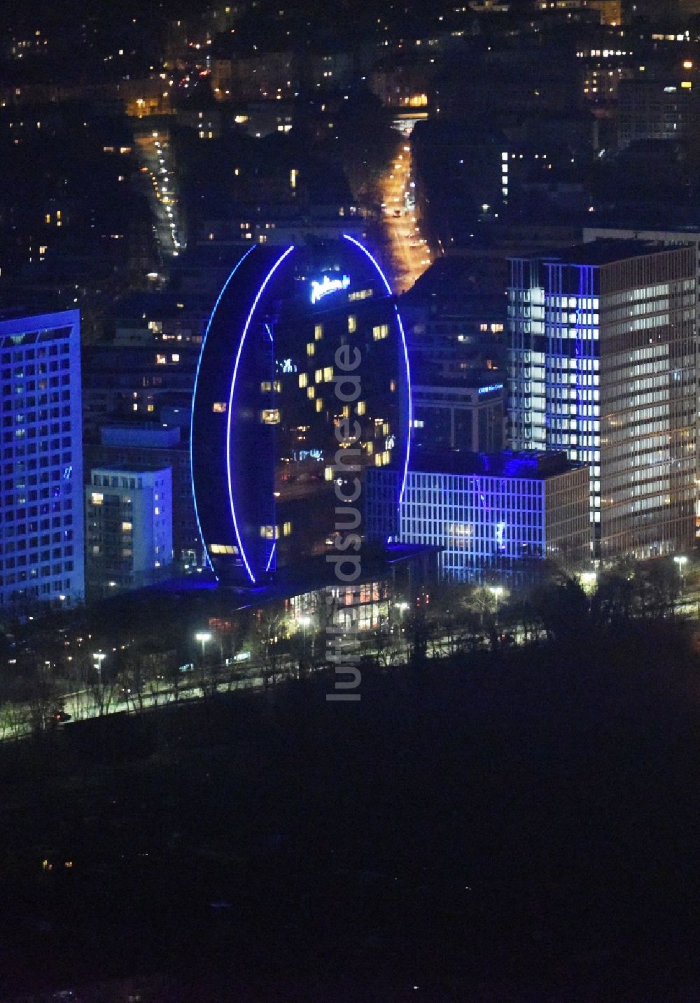 Nacht-Luftaufnahme Frankfurt am Main - Nachtluftbild Hochhaus- Gebäude der Hotelanlage Radisson Blu Hotel an der Franklinstraße in Frankfurt am Main im Bundesland Hessen