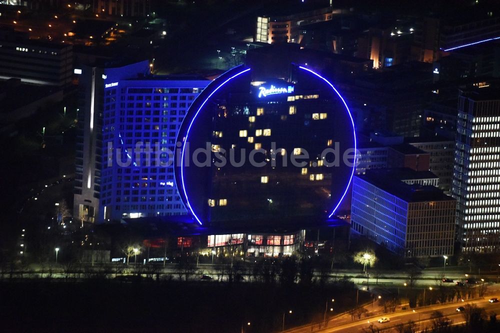 Frankfurt am Main bei Nacht von oben - Nachtluftbild Hochhaus- Gebäude der Hotelanlage Radisson Blu Hotel an der Franklinstraße in Frankfurt am Main im Bundesland Hessen