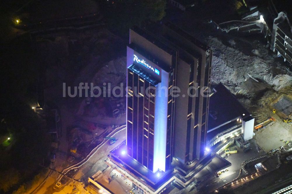 Nacht-Luftaufnahme Hamburg - Nachtluftbild Hochhaus- Gebäude der Hotelanlage Radisson Blu an der Marseiller Straße in Hamburg, Deutschland