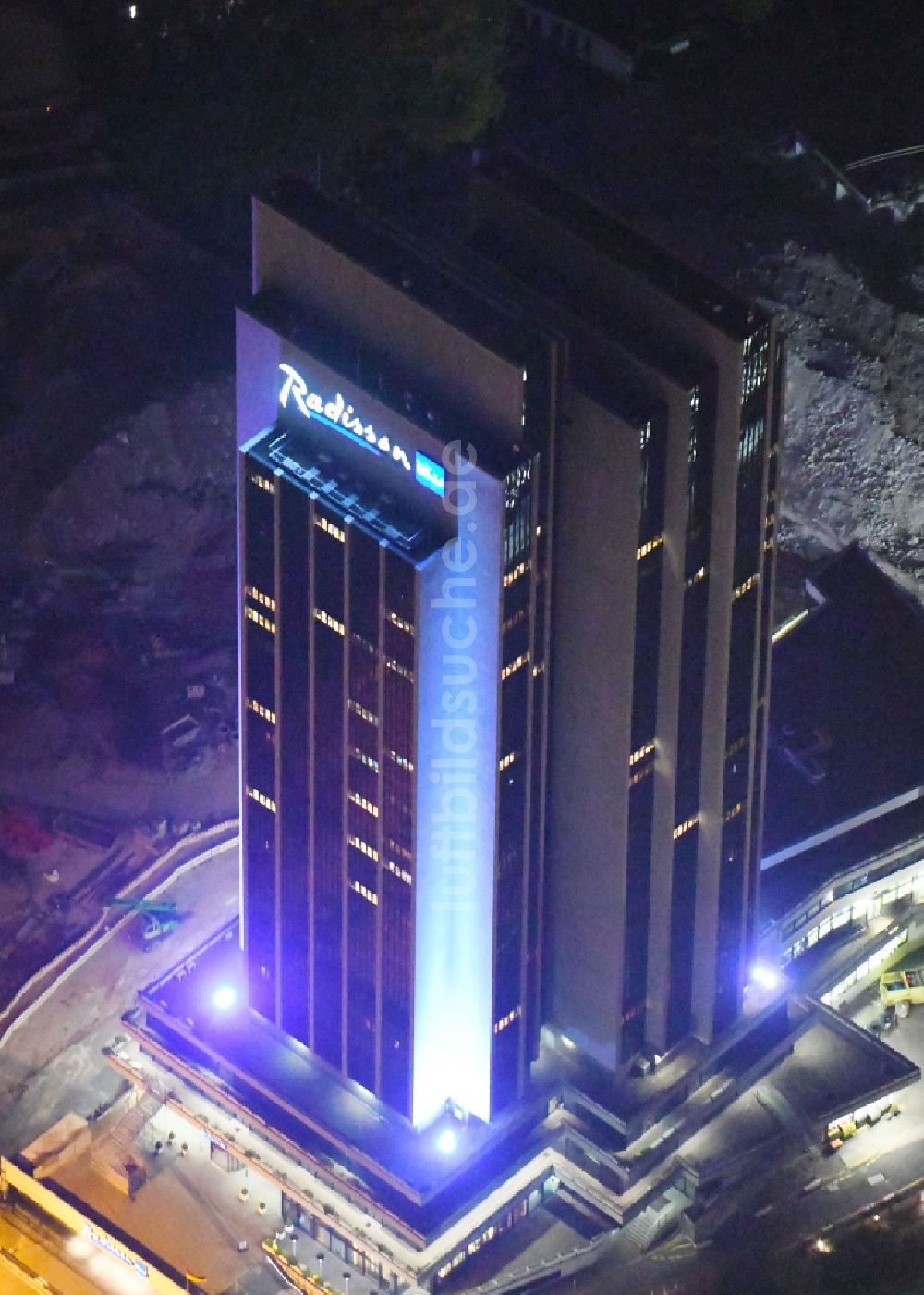 Hamburg bei Nacht von oben - Nachtluftbild Hochhaus- Gebäude der Hotelanlage Radisson Blu an der Marseiller Straße in Hamburg, Deutschland