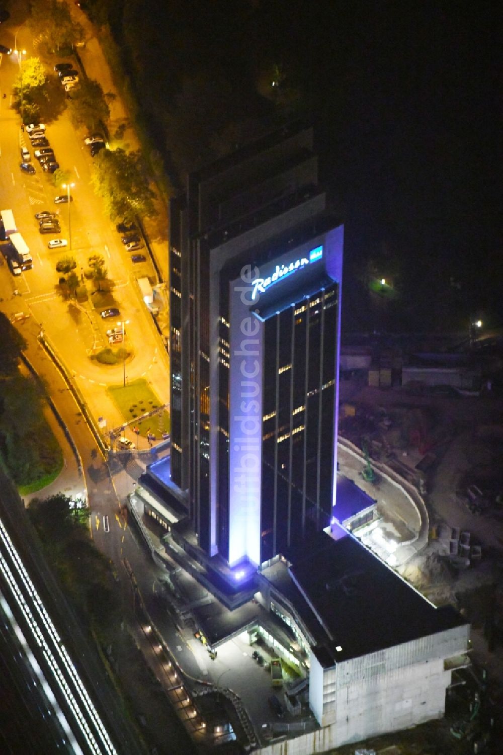 Hamburg bei Nacht aus der Vogelperspektive: Nachtluftbild Hochhaus- Gebäude der Hotelanlage Radisson Blu an der Marseiller Straße in Hamburg, Deutschland