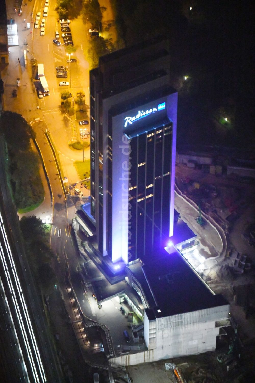 Nachtluftbild Hamburg - Nachtluftbild Hochhaus- Gebäude der Hotelanlage Radisson Blu an der Marseiller Straße in Hamburg, Deutschland