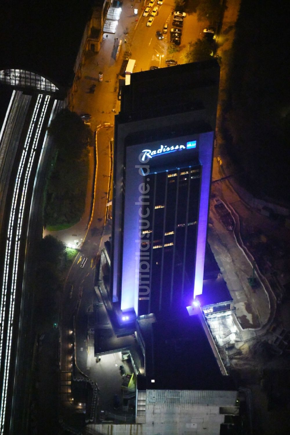 Nacht-Luftaufnahme Hamburg - Nachtluftbild Hochhaus- Gebäude der Hotelanlage Radisson Blu an der Marseiller Straße in Hamburg, Deutschland