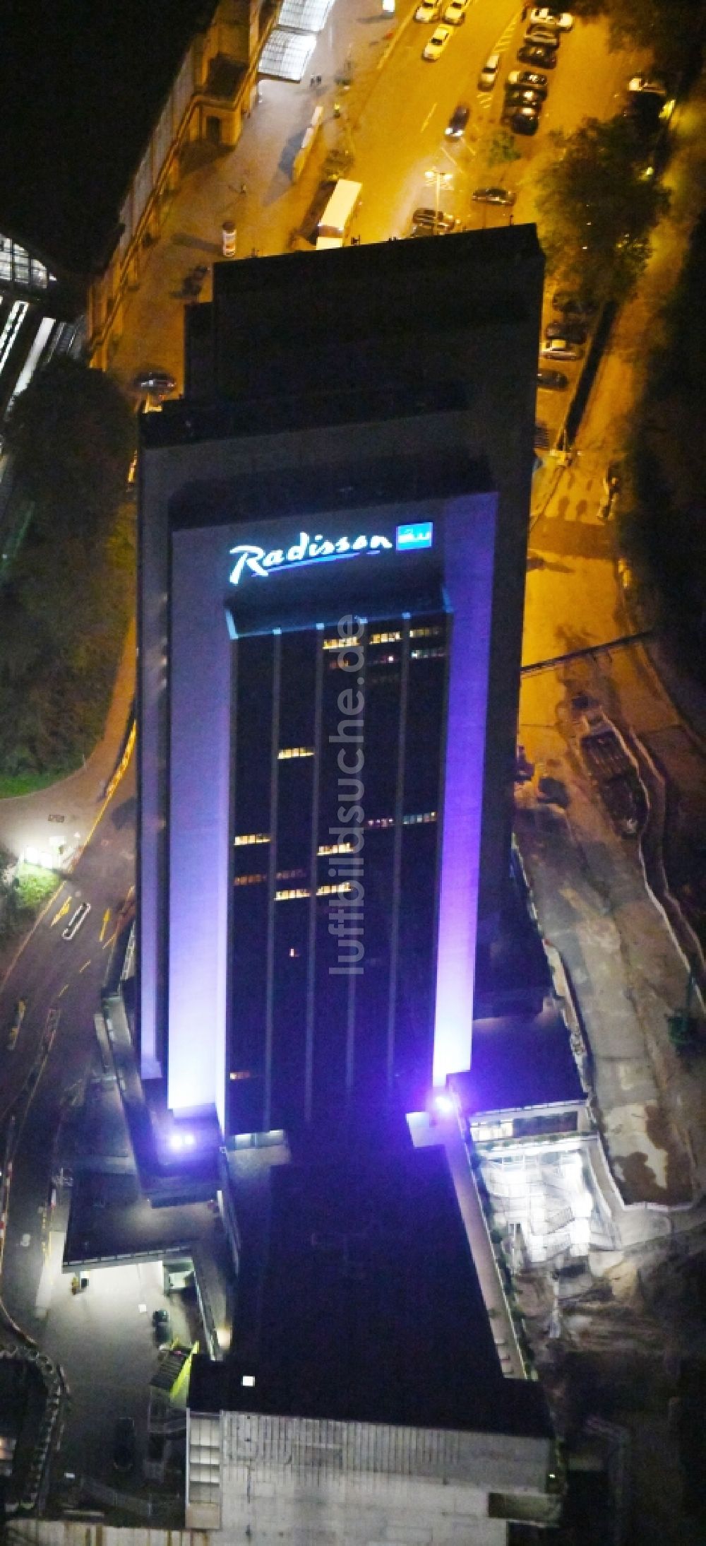 Hamburg bei Nacht von oben - Nachtluftbild Hochhaus- Gebäude der Hotelanlage Radisson Blu an der Marseiller Straße in Hamburg, Deutschland