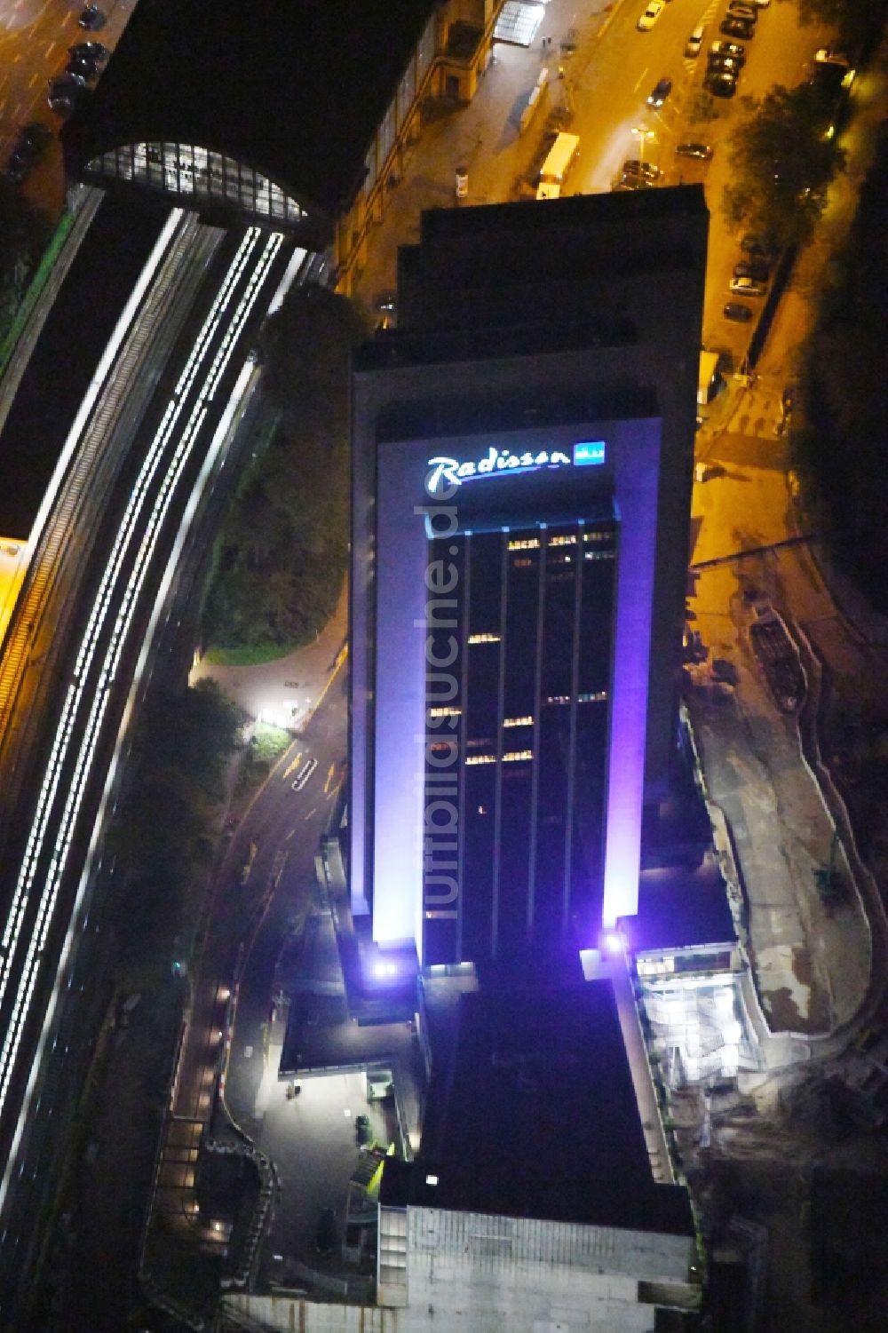 Hamburg bei Nacht aus der Vogelperspektive: Nachtluftbild Hochhaus- Gebäude der Hotelanlage Radisson Blu an der Marseiller Straße in Hamburg, Deutschland