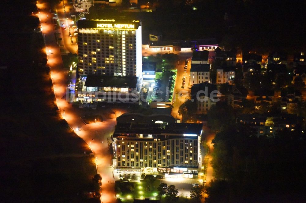 Nachtluftbild Rostock - Nachtluftbild Hochhaus- Gebäude der Hotelanlage a-ja Warnemünde. Das Resort Zur Promenade in Rostock im Bundesland Mecklenburg-Vorpommern, Deutschland