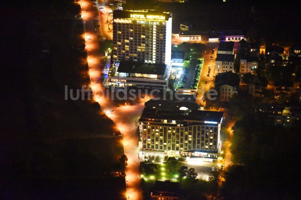 Rostock bei Nacht von oben - Nachtluftbild Hochhaus- Gebäude der Hotelanlage a-ja Warnemünde. Das Resort Zur Promenade in Rostock im Bundesland Mecklenburg-Vorpommern, Deutschland