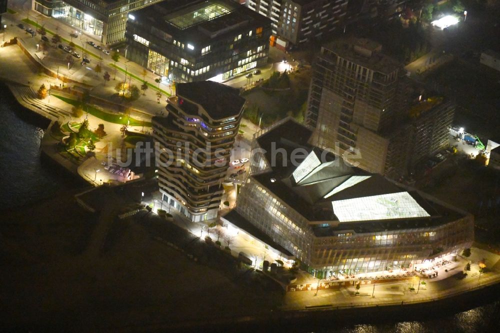 Hamburg bei Nacht aus der Vogelperspektive: Nachtluftbild Hochhaus- Gebäude Marco-Polo-Tower in Hamburg, Deutschland