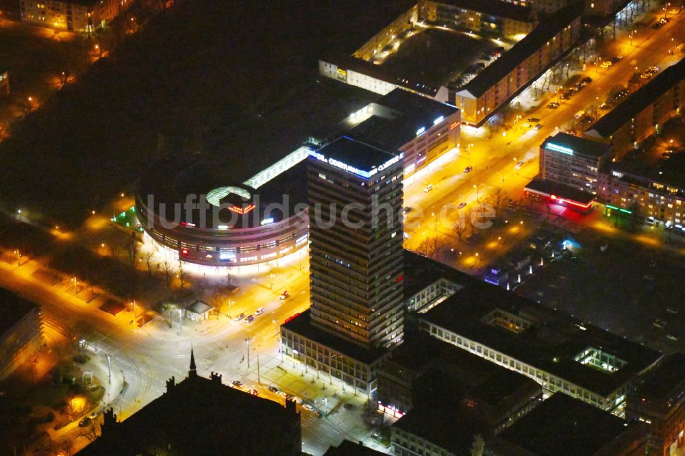 Frankfurt (Oder) bei Nacht aus der Vogelperspektive: Nachtluftbild Hochhaus- Gebäude Oderturm in Frankfurt (Oder) im Bundesland Brandenburg, Deutschland