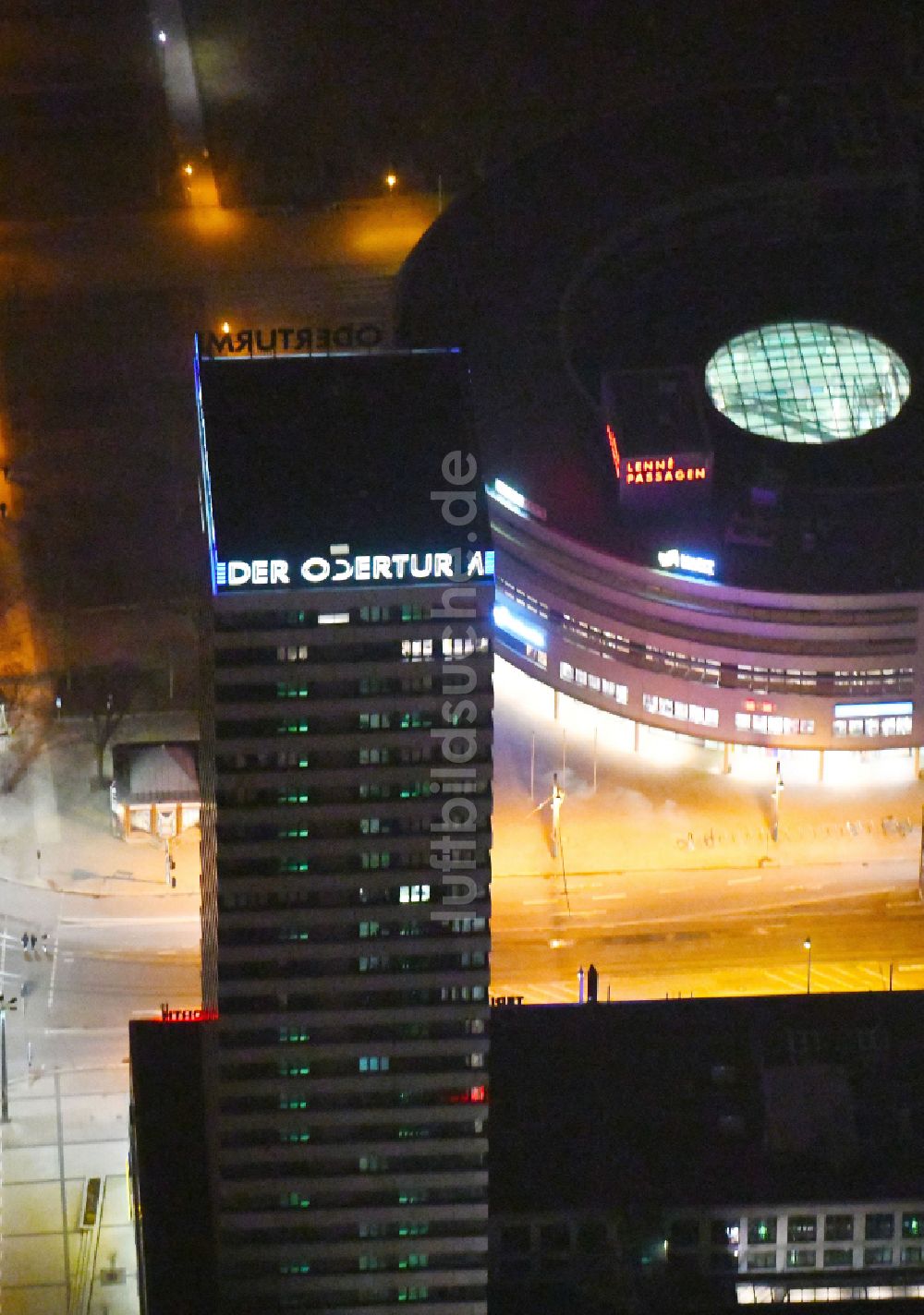 Nacht-Luftaufnahme Frankfurt (Oder) - Nachtluftbild Hochhaus- Gebäude Oderturm in Frankfurt (Oder) im Bundesland Brandenburg, Deutschland