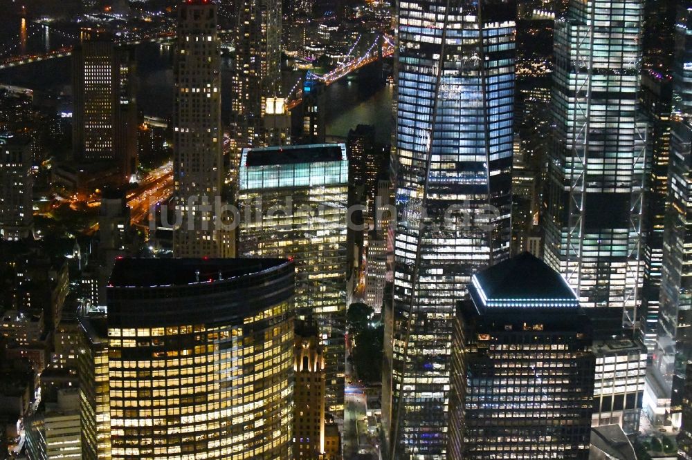 New York bei Nacht von oben - Nachtluftbild Hochhaus- Gebäude One World Trade Center im Ortsteil Manhattan in New York in USA