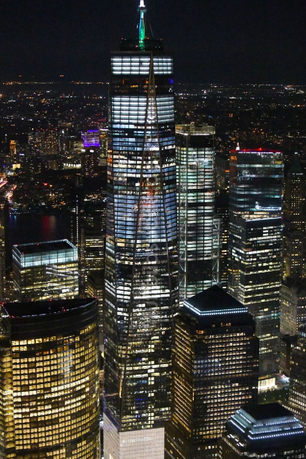 New York bei Nacht von oben - Nachtluftbild Hochhaus- Gebäude One World Trade Center im Ortsteil Manhattan in New York in USA