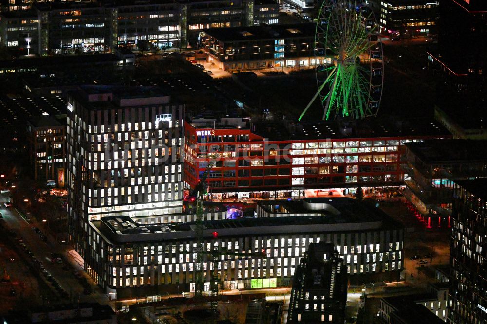 Nacht-Luftaufnahme München - Nachtluftbild Hochhaus- Gebäudekomplexes im Werksviertel im Ortsteil Berg am Laim in München im Bundesland Bayern, Deutschland