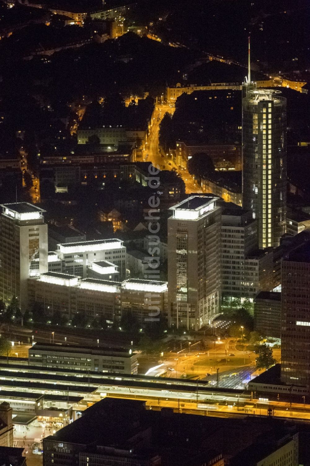 Nachtluftbild Essen - Hochhaus der Hauptverwaltung der RWE-Konzernzentrale in Essen bei Nacht