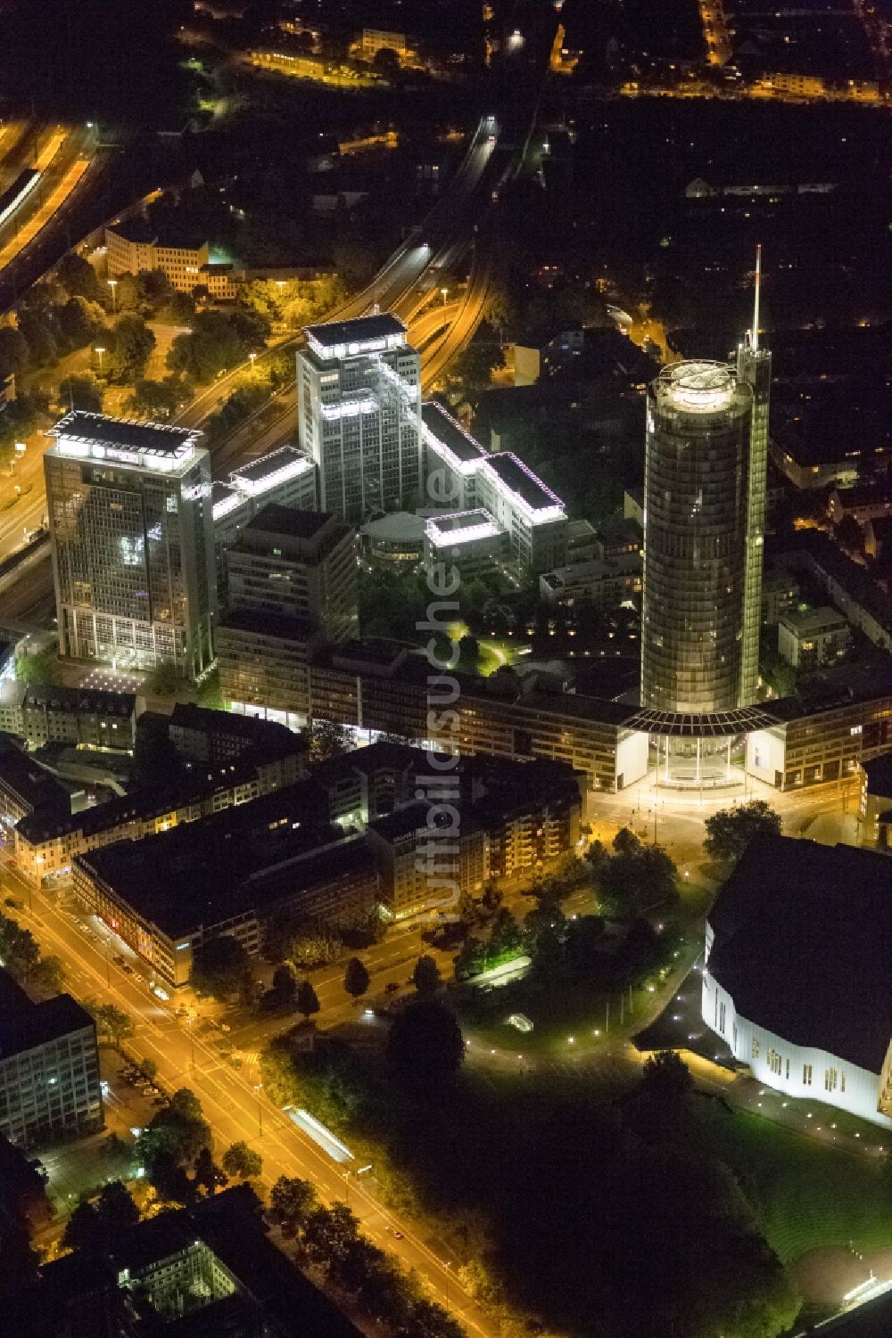 Nacht-Luftaufnahme Essen - Hochhaus der Hauptverwaltung der RWE-Konzernzentrale in Essen bei Nacht