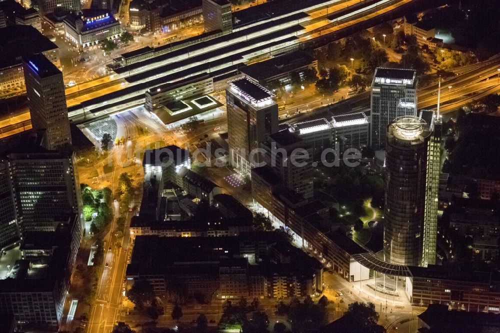 Essen bei Nacht von oben - Hochhaus der Hauptverwaltung der RWE-Konzernzentrale in Essen bei Nacht