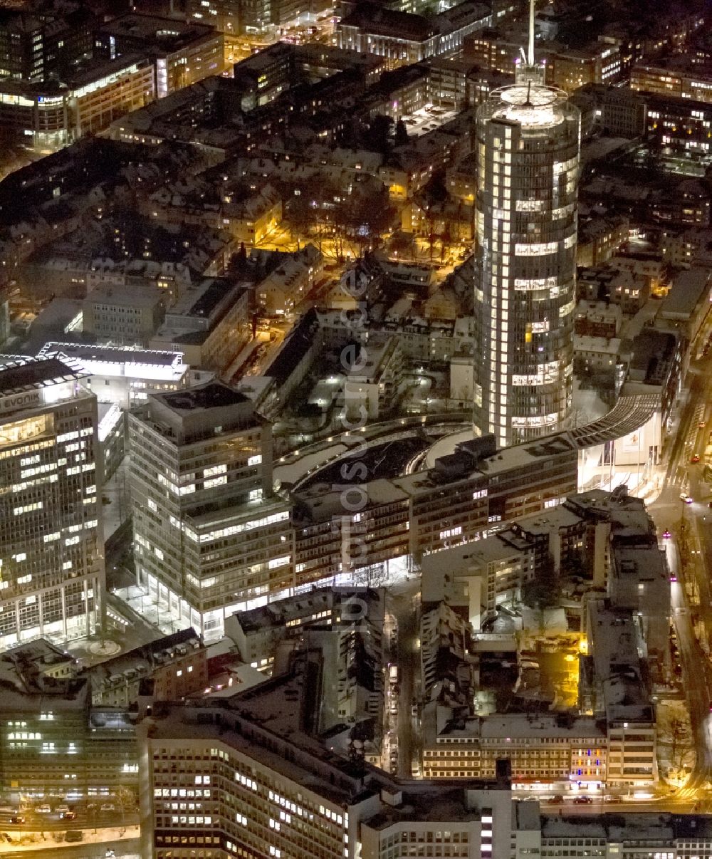 Nachtluftbild Essen - Hochhaus der Hauptverwaltung der RWE-Konzernzentrale in Essen bei Nacht