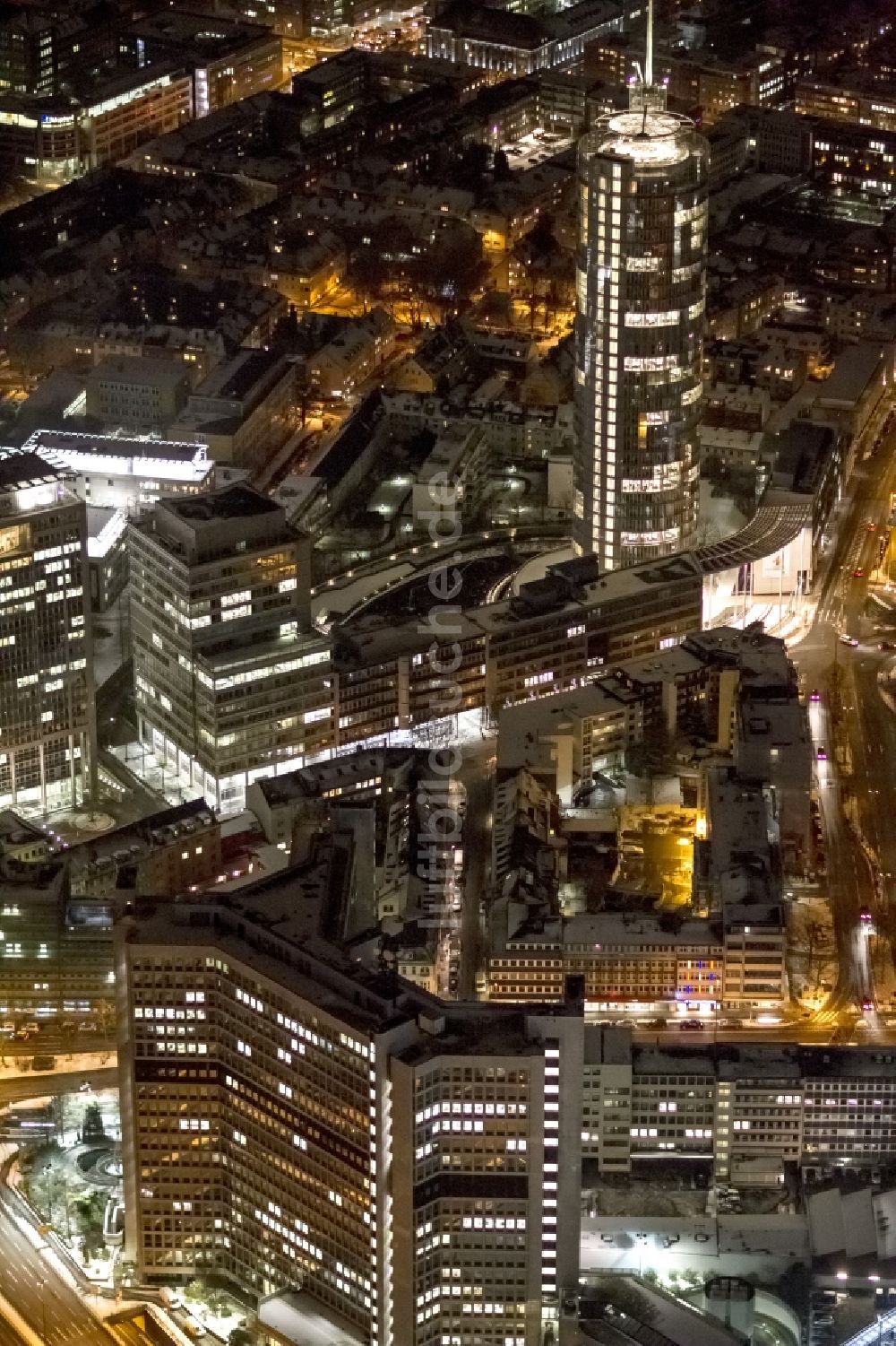 Nacht-Luftaufnahme Essen - Hochhaus der Hauptverwaltung der RWE-Konzernzentrale in Essen bei Nacht