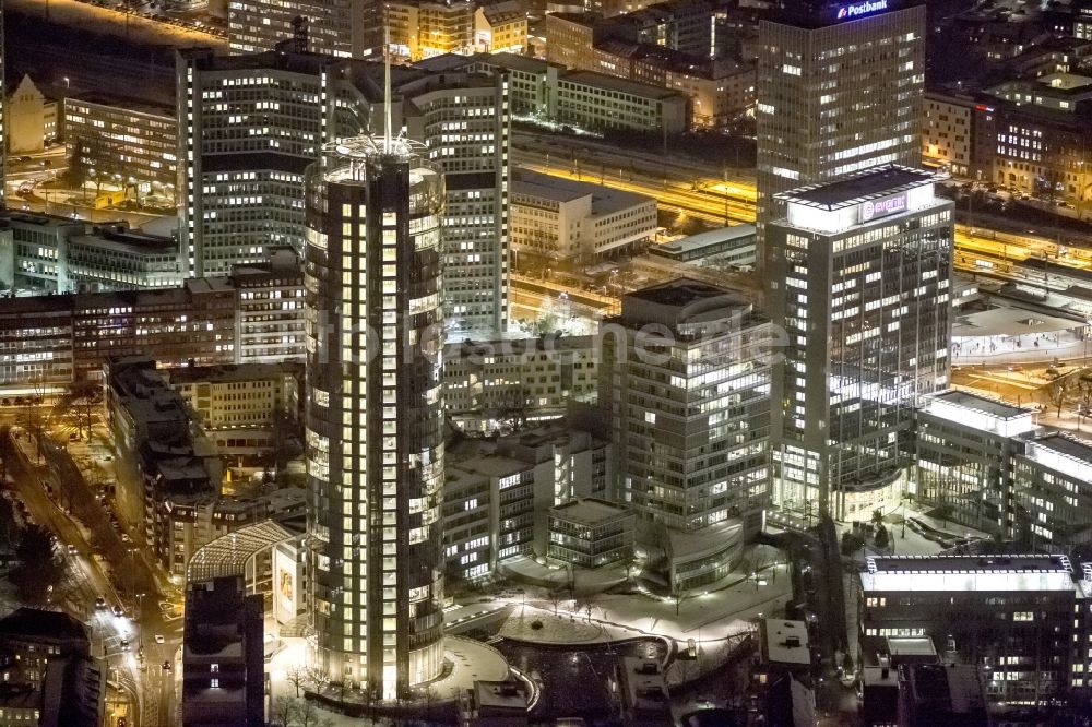 Nacht-Luftaufnahme Essen - Hochhaus der Hauptverwaltung der RWE-Konzernzentrale in Essen bei Nacht