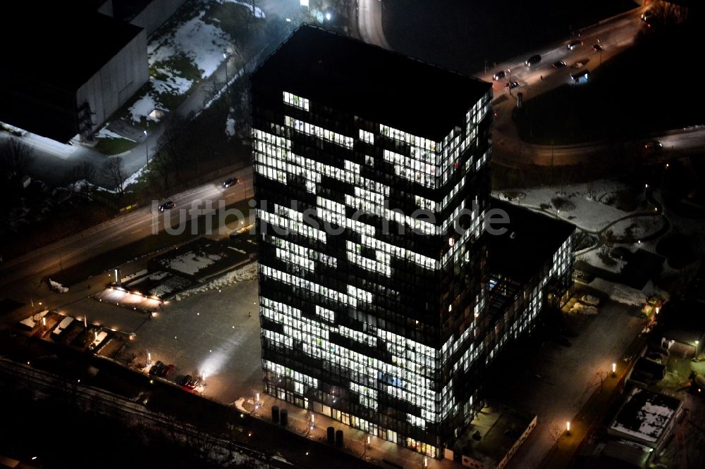 Nacht-Luftaufnahme München - Nachtluftbild Hochhaus Süddeutscher Verlag in München-Zamdorf im Bundesland Bayern