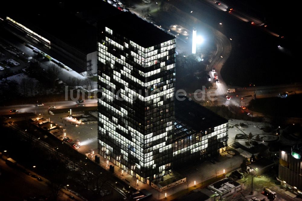 München bei Nacht von oben - Nachtluftbild Hochhaus Süddeutscher Verlag in München-Zamdorf im Bundesland Bayern