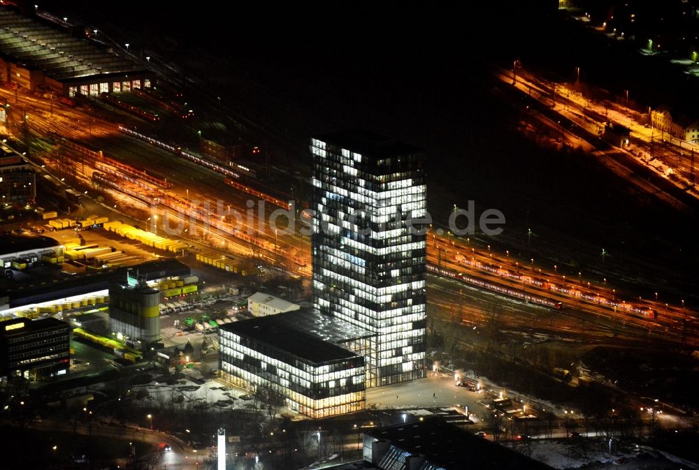 München bei Nacht aus der Vogelperspektive: Nachtluftbild Hochhaus Süddeutscher Verlag in München-Zamdorf im Bundesland Bayern