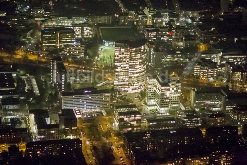 Nacht-Luftaufnahme Düsseldorf - Nachtluftbild Hochhausgebäude Sky Office in Düsseldorf im Bundesland Nordrhein-Westfalen, Deutschland