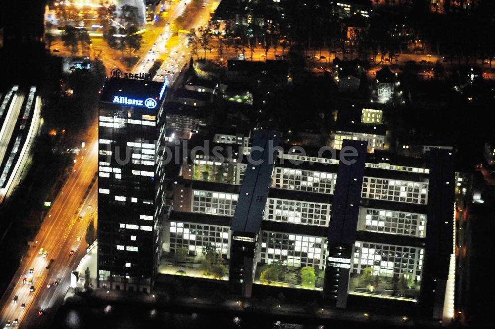 Berlin bei Nacht aus der Vogelperspektive: Nachtluftbild Hochhausgebäude Treptower in Berlin, Deutschland