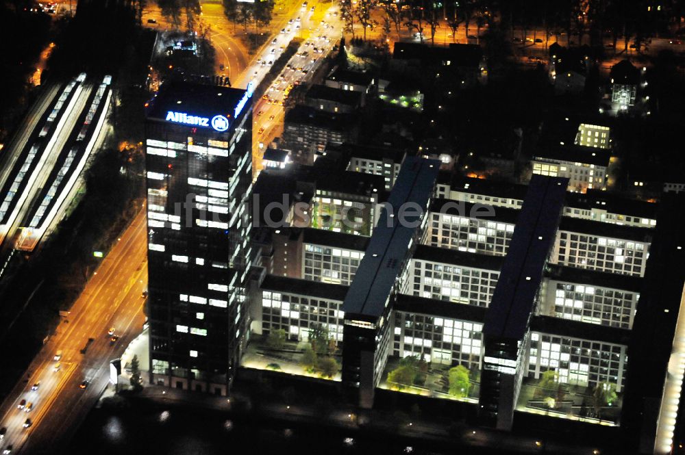 Nachtluftbild Berlin - Nachtluftbild Hochhausgebäude Treptower in Berlin, Deutschland