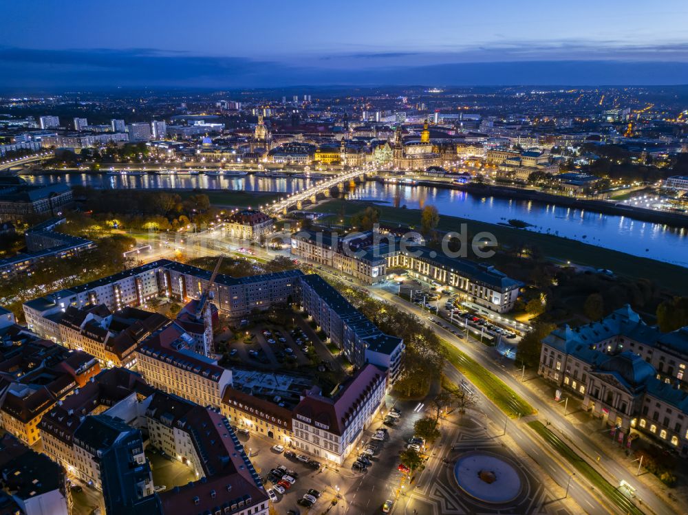 Nacht-Luftaufnahme Dresden - Nachtluftbild Hotelanlage Bilderberg Bellevue Hotel in Dresden im Bundesland Sachsen, Deutschland