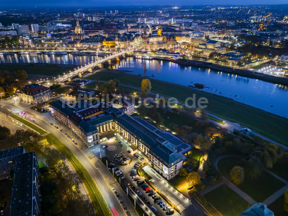 Dresden bei Nacht von oben - Nachtluftbild Hotelanlage Bilderberg Bellevue Hotel in Dresden im Bundesland Sachsen, Deutschland