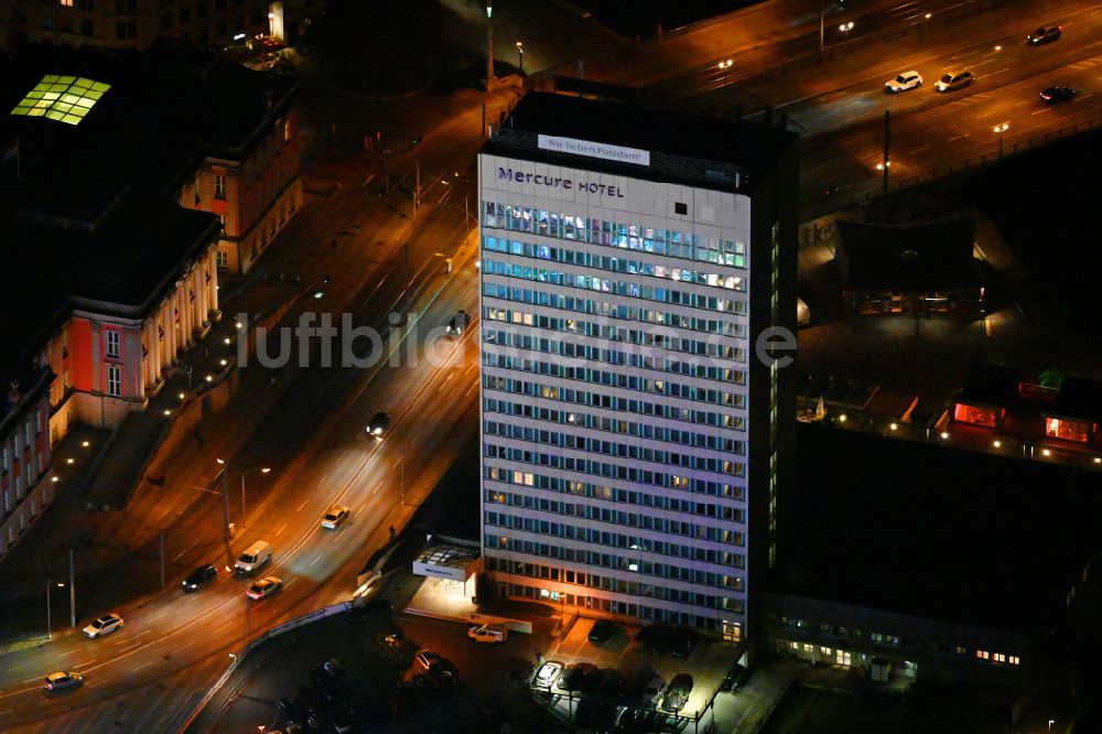 Potsdam bei Nacht aus der Vogelperspektive: Nachtluftbild Hotelanlage Mercure Hotel Potsdam City in Potsdam im Bundesland Brandenburg, Deutschland