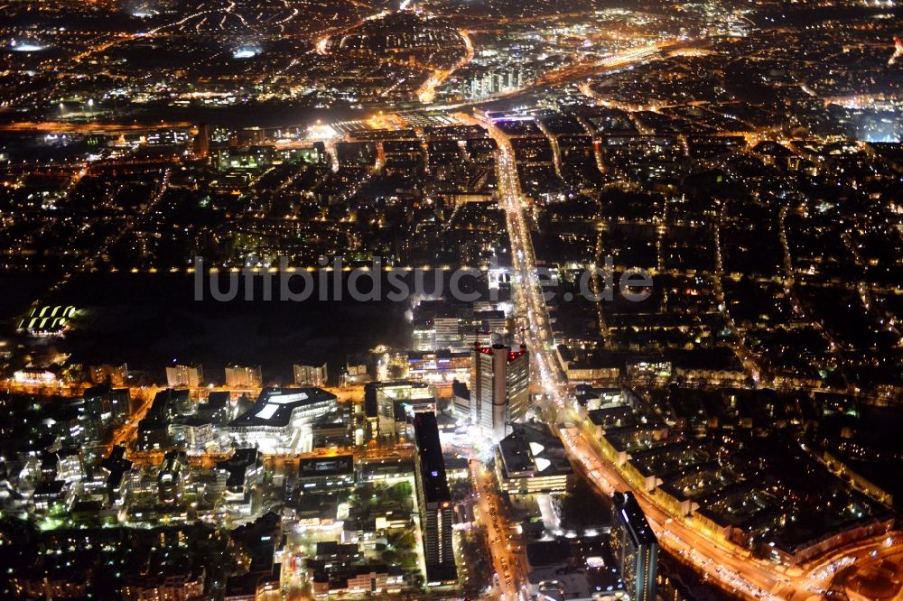 München Bogenhausen bei Nacht aus der Vogelperspektive: Nachtluftbild HVB - UniCredit Bank und dem Sheraton München Arabellapark Hotel in München im Bundesland Bayern