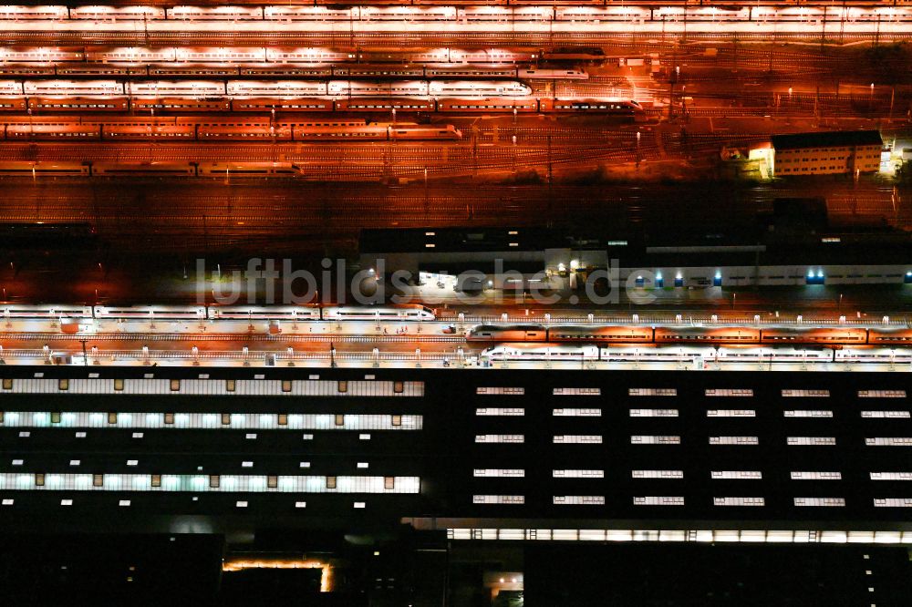 Nacht-Luftaufnahme Berlin - Nachtluftbild ICE-Werk Berlin Rummelsburg im Ortsteil Rummelsburg in Berlin, Deutschland