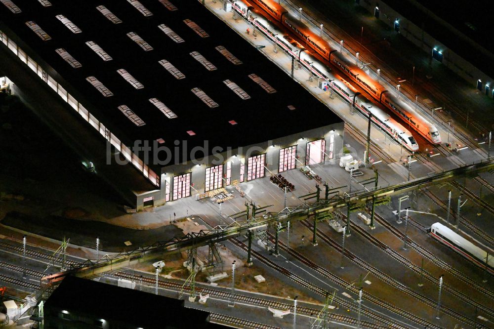 Berlin bei Nacht aus der Vogelperspektive: Nachtluftbild ICE-Werk Berlin Rummelsburg im Ortsteil Rummelsburg in Berlin, Deutschland