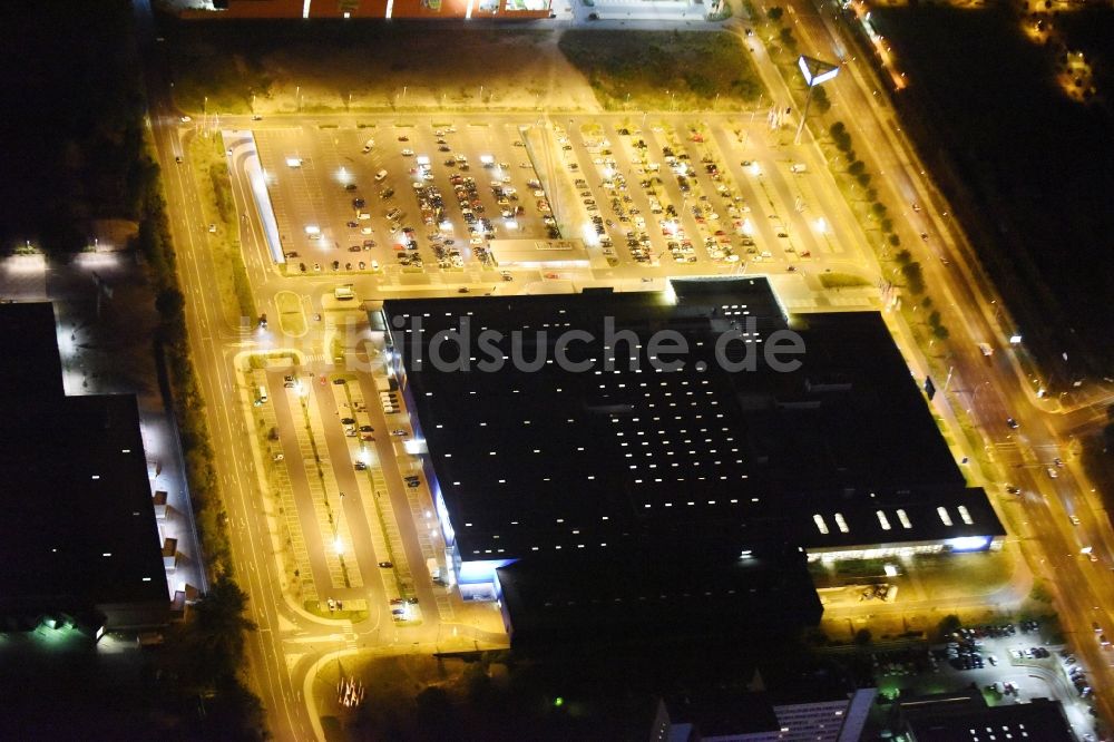 Nacht-Luftaufnahme Berlin - Nachtluftbild IKEA Möbelhaus - Einrichtungszentrum an der Landsberger Allee in Berlin - Hohenschönhausen