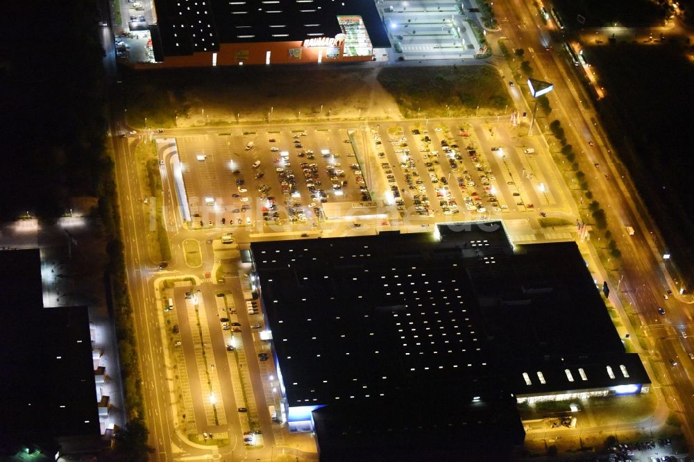 Berlin bei Nacht von oben - Nachtluftbild IKEA Möbelhaus - Einrichtungszentrum an der Landsberger Allee in Berlin - Hohenschönhausen