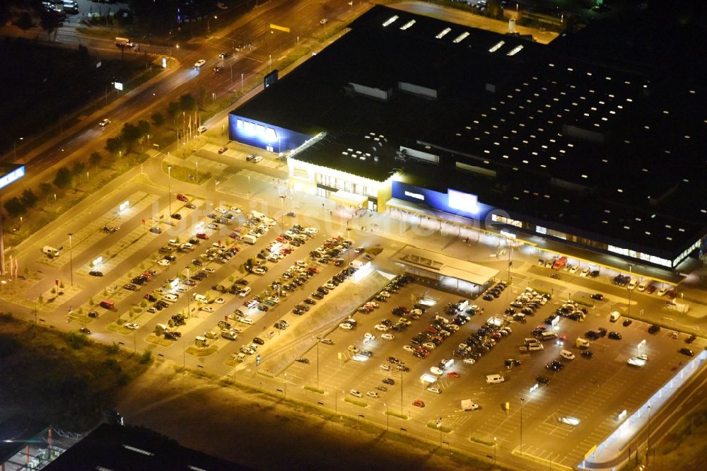 Berlin bei Nacht von oben - Nachtluftbild IKEA Möbelhaus - Einrichtungszentrum an der Landsberger Allee in Berlin - Hohenschönhausen