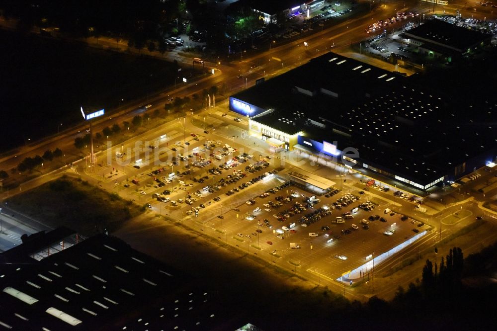 Berlin bei Nacht aus der Vogelperspektive: Nachtluftbild IKEA Möbelhaus - Einrichtungszentrum an der Landsberger Allee in Berlin - Hohenschönhausen