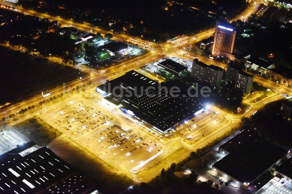 Berlin bei Nacht aus der Vogelperspektive: Nachtluftbild IKEA Möbelhaus - Einrichtungszentrum an der Landsberger Allee in Berlin - Hohenschönhausen