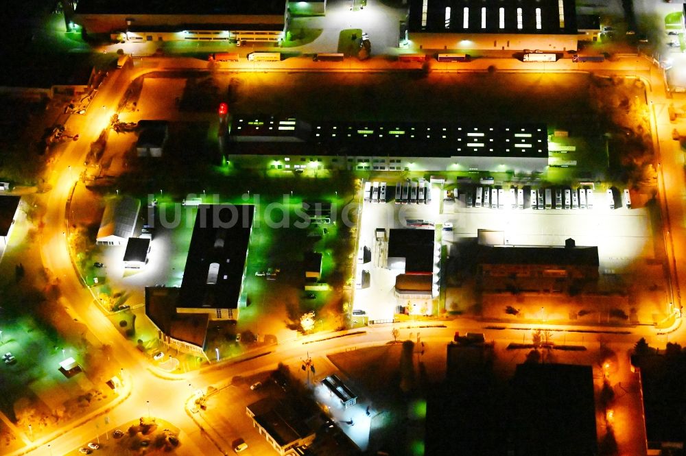 Aschersleben bei Nacht von oben - Nachtluftbild Industrie- und Gewerbegebiet Hertzstraße - Ottostraße in Aschersleben im Bundesland Sachsen-Anhalt, Deutschland